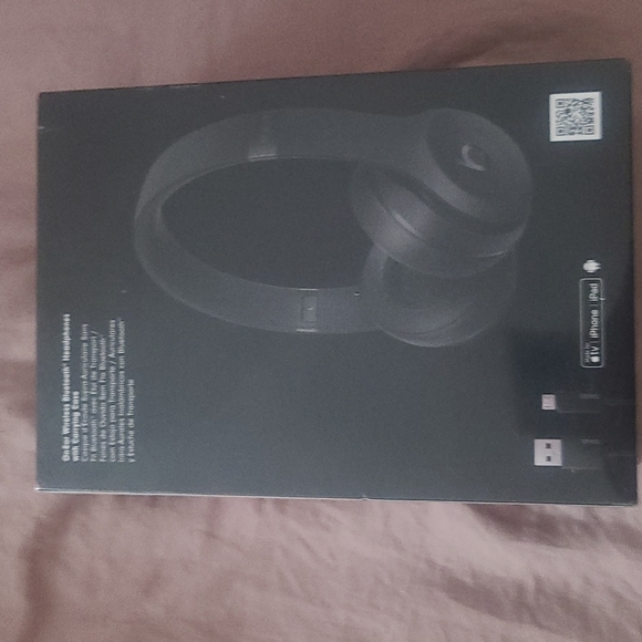 Brand new in box beats solo 3 - Picture 2 of 2